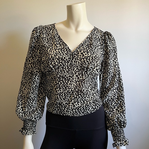 Leopard Print Puff Sleeve Crop Top - Picture 2 of 6